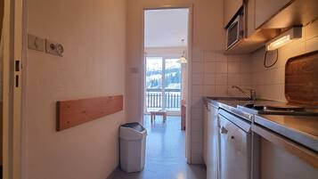 Four, plaque de cuisson, lave-vaisselle, cafetiĂšre/bouilloire