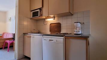 Horno, placa de cocina, lavavajillas y cafetera o tetera