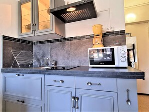 Kjøleskap, mikrobølgeovn, kokeplater og kaffetrakter/tekoker