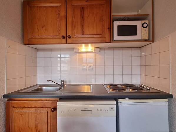Réfrigérateur, micro-ondes, plaque de cuisson, lave-vaisselle