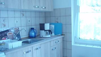 Fridge, oven, stovetop, coffee/tea maker