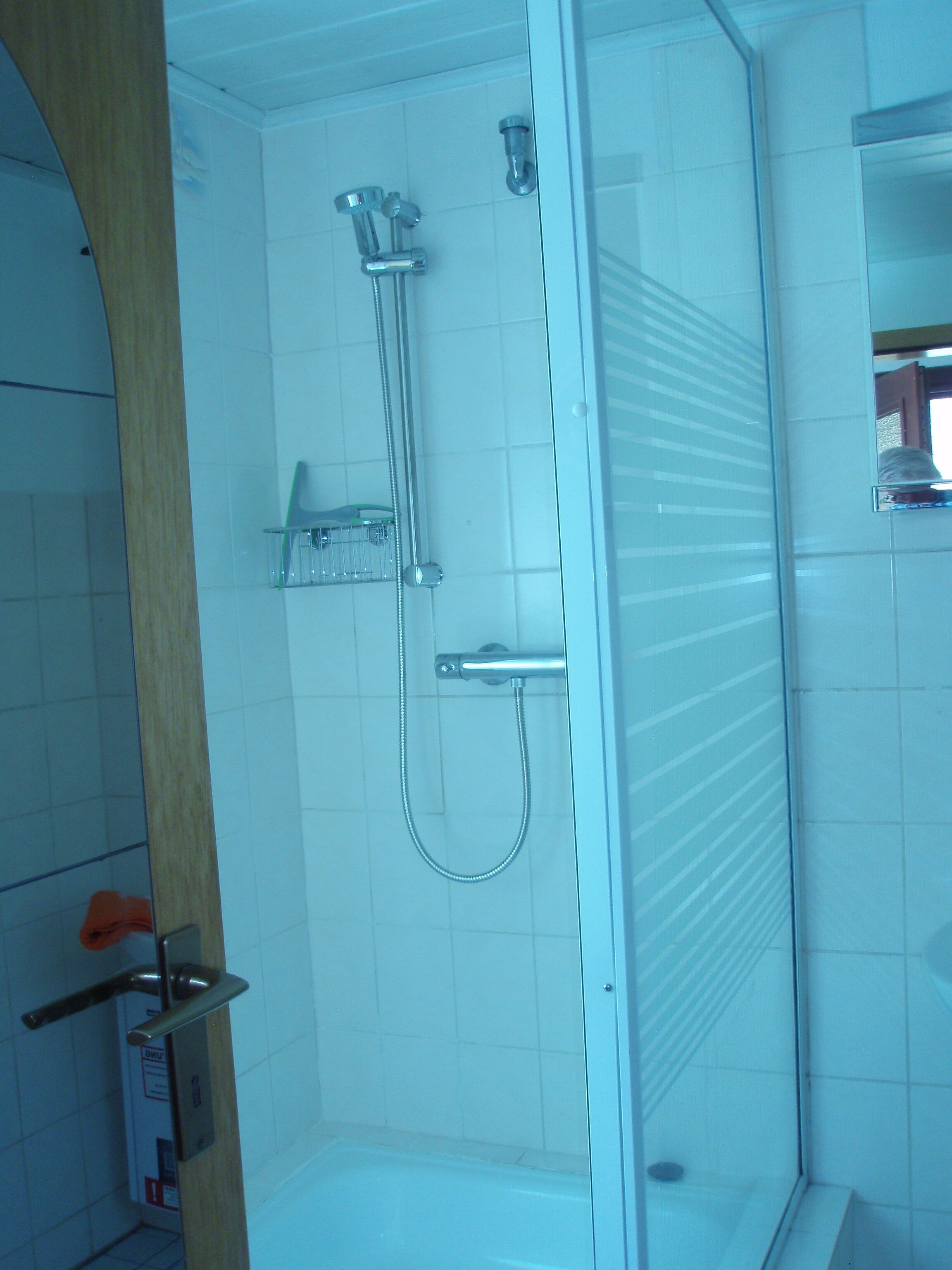 Douche, savon, papier toilette