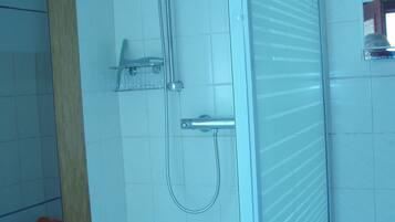 Douche, savon, papier toilette