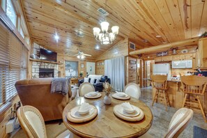 Dining - Hot Tub & Deck: Broken Bow 'Azalea House' (Broken Bow)