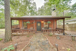 Exterior - Hot Tub & Deck: Broken Bow 'Azalea House' (Broken Bow)