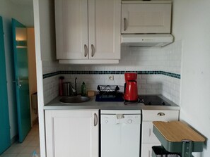Wasserkocher mit Kaffee-/Teezubehör, Kühlschrank, Mikrowelle, Herdplatte