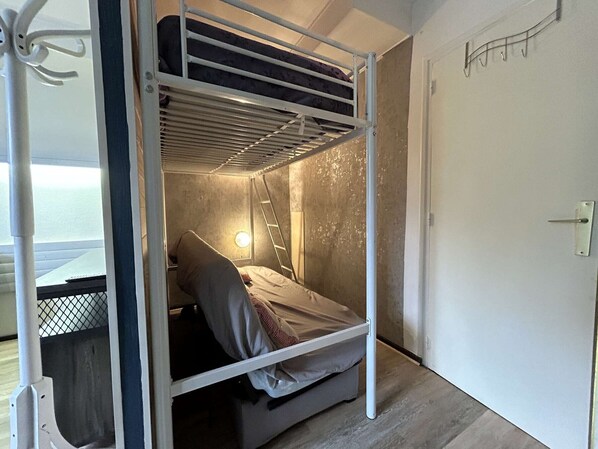 WiFi, bed sheets