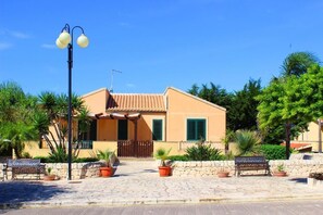 Exterior - The three gorgons - attic (aeolus) (Marina di Modica)