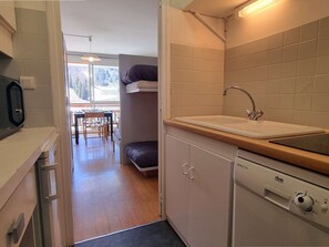 Réfrigérateur, micro-ondes, plaque de cuisson, lave-vaisselle