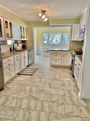 3 Bed 2 bath house sleeps 14,  mins from beach and pier.