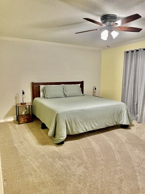 5 habitaciones, tabla de planchar con plancha y cuna de viaje 