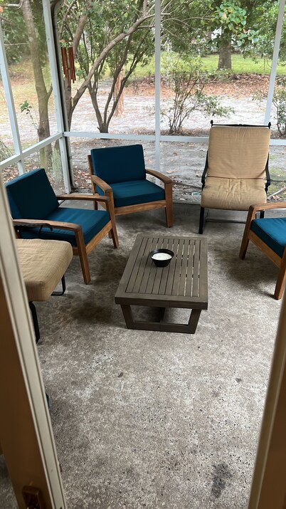 3 Bed 2 bath house sleeps 14,  mins from beach and pier.