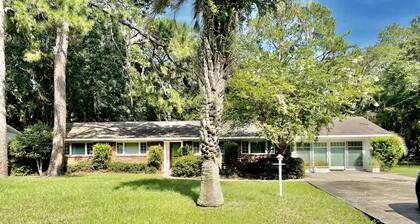 3 Bed 2 bath house sleeps 14, mins from beach and pier.
