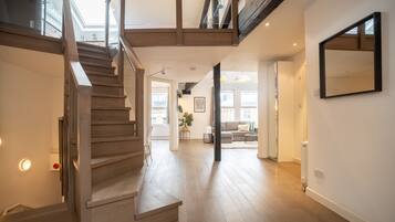 Luxury Apartment, 3 Bedrooms, City View | Interior detail