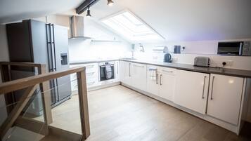 Een koelkast/vriezer, een magnetron, een oven, een kookplaat