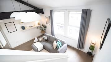 Departamento de lujo, 3 habitaciones, vista a la ciudad | Área de sala de estar | Televisión de pantalla plana