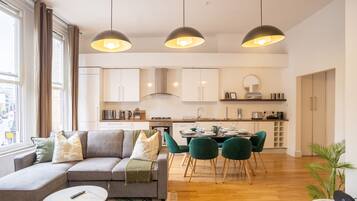 Premium appartement, 3 slaapkamers, uitzicht op stad | Woonruimte | Een flatscreentelevisie