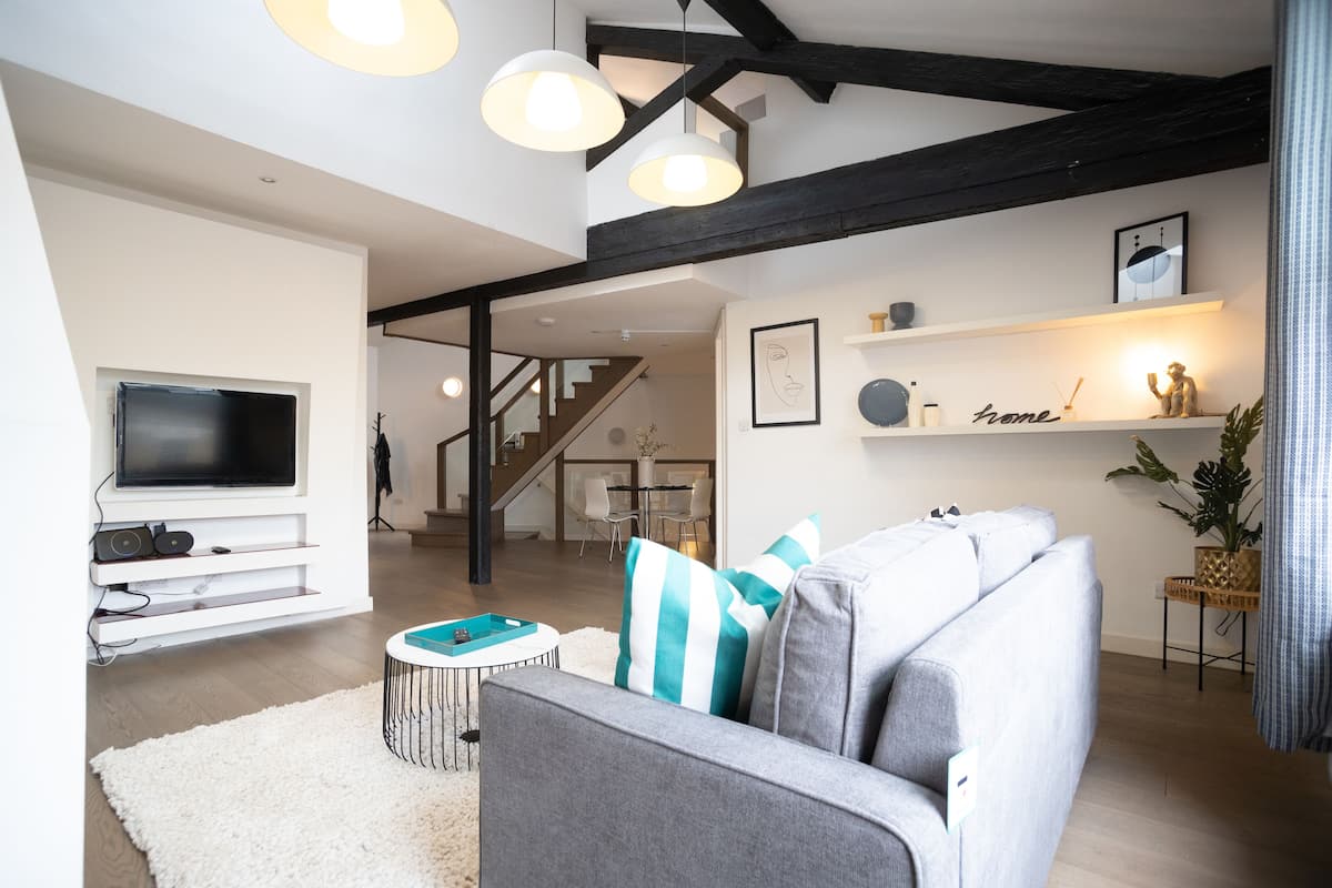 Luxury Apartment, 3 Bedrooms, City View | Living area