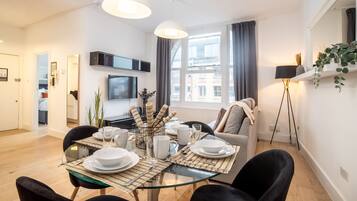 Appartamento Grand, 3 camere da letto, vista città | Area soggiorno | TV a schermo piatto
