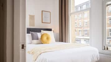 Premium appartement, 3 slaapkamers, uitzicht op stad | 3 slaapkamers, een laptopwerkplek, een strijkplank/strijkijzer