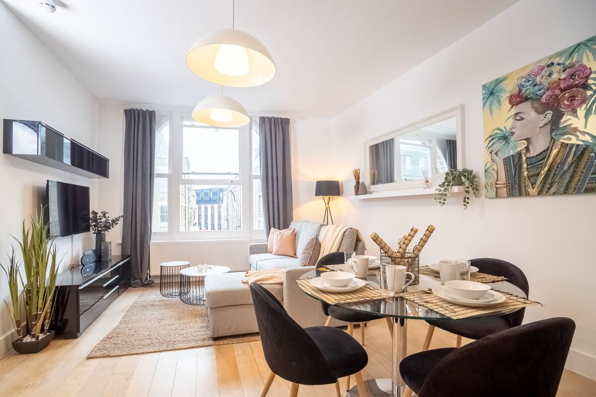 Grand Apartment, 3 Bedrooms, City View | Living area