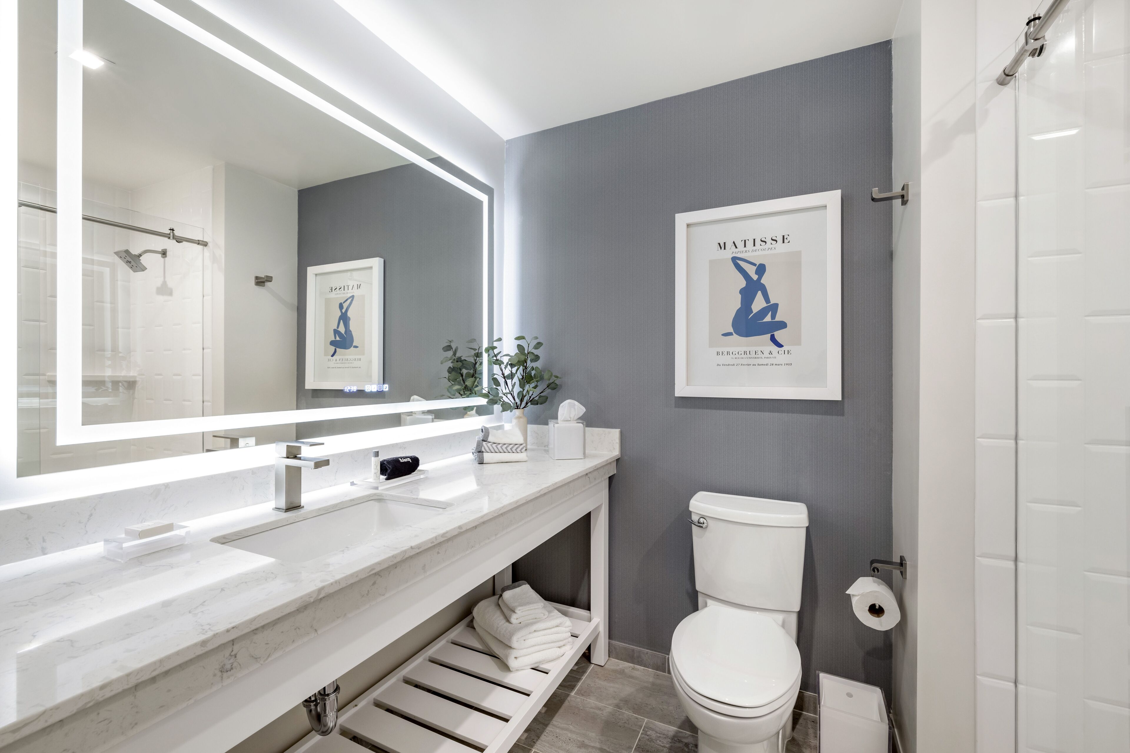 suite, 1 king bed, non smoking | bathroom | shower, free toiletries, hair dryer, towels