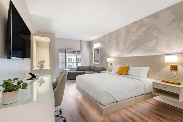 Premium bedding, desk, laptop workspace, iron/ironing board - Cambria Hotel Calabasas - Malibu (Calabasas)