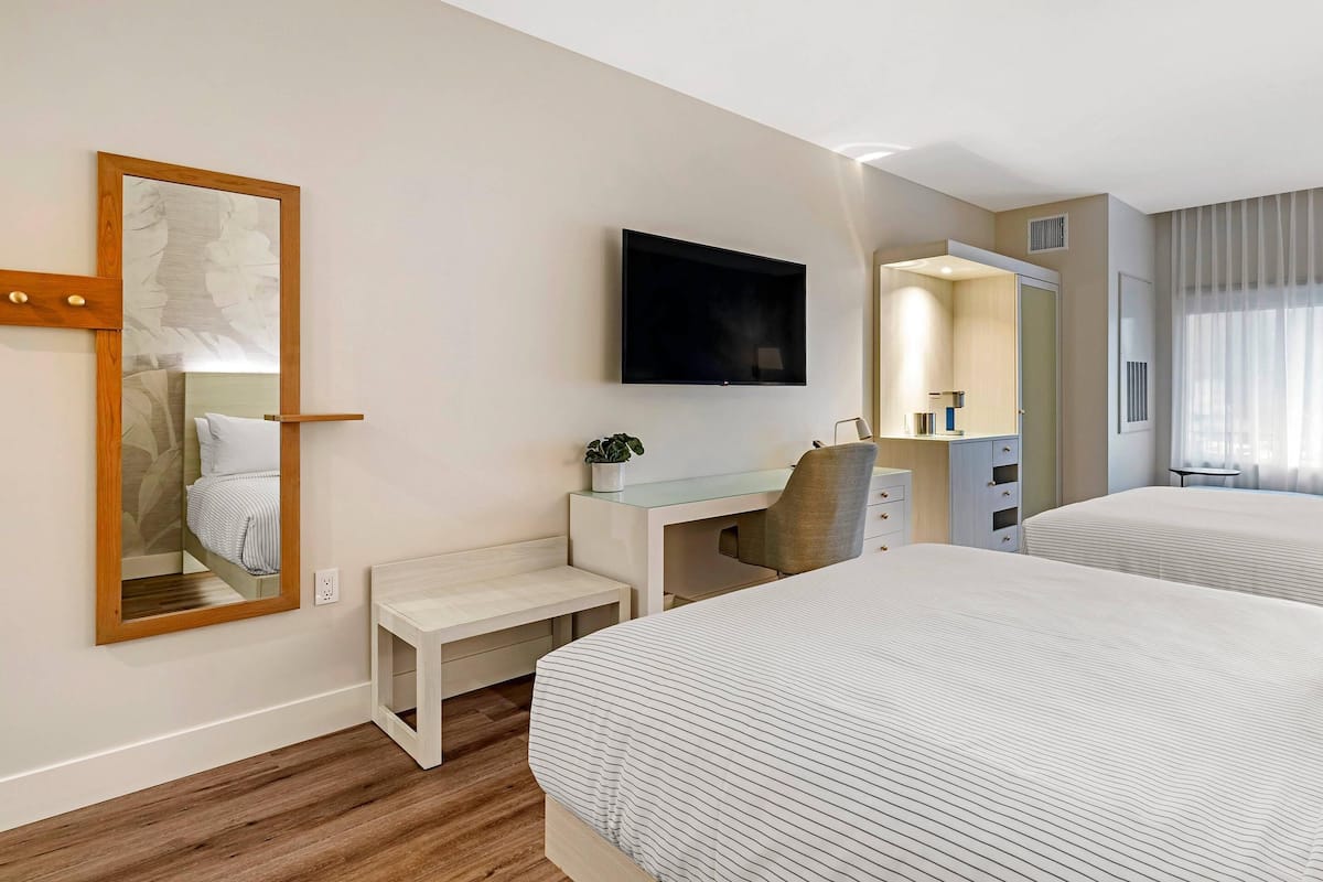 1 bedroom, premium bedding, desk, laptop workspace