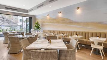 Breakfast, dinner, brunch served; Californian cuisine, pool views