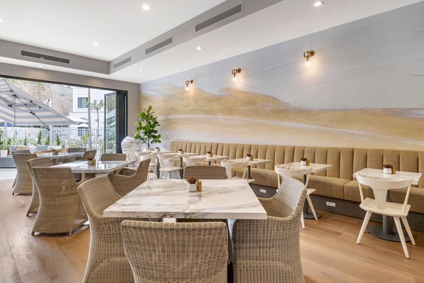 Breakfast, dinner, brunch served; Californian cuisine, pool views  - Cambria Hotel Calabasas - Malibu (Calabasas)