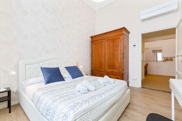 2 bedrooms, iron/ironing board, WiFi