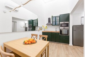 Dining - GuestHost - Comfortable and 55sqm apartment that can accommodate up to 4 people. Located on the ground floor (steps to access) of an ancient Florentine building, the apartment is located on the lower slope of Bardini Garden and few steps away from Ponte  (Firenze)