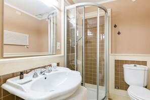 Shower, hair dryer, bidet - GuestHost - Comfortable and 55sqm apartment that can accommodate up to 4 people. Located on the ground floor (steps to access) of an ancient Florentine building, the apartment is located on the lower slope of Bardini Garden and few steps away from Ponte  (Firenze)