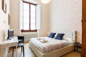 2 bedrooms, iron/ironing board, WiFi - Comfortable and 55sqm apartment that can accommodate up to 4 people. Located on the ground floor (steps to access) of an ancient Florentine building, the apartment is located on the lower slope of Bardini Garden and few steps away from Ponte alle Grazie, (Firenze)