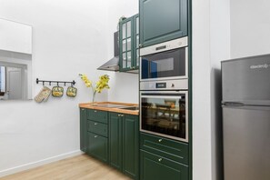 Microwave, oven, stovetop - GuestHost - Comfortable and 55sqm apartment that can accommodate up to 4 people. Located on the ground floor (steps to access) of an ancient Florentine building, the apartment is located on the lower slope of Bardini Garden and few steps away from Ponte  (Firenze)