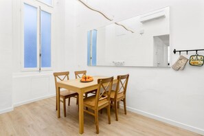 Dining - GuestHost - Comfortable and 55sqm apartment that can accommodate up to 4 people. Located on the ground floor (steps to access) of an ancient Florentine building, the apartment is located on the lower slope of Bardini Garden and few steps away from Ponte  (Firenze)