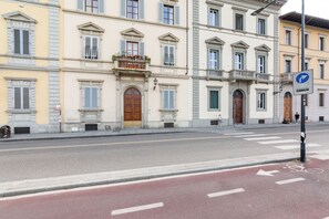 Exterior - GuestHost - Comfortable and 55sqm apartment that can accommodate up to 4 people. Located on the ground floor (steps to access) of an ancient Florentine building, the apartment is located on the lower slope of Bardini Garden and few steps away from Ponte  (Firenze)