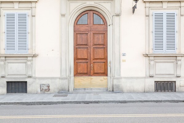 Exterior detail - Comfortable and 55sqm apartment that can accommodate up to 4 people. Located on the ground floor (steps to access) of an ancient Florentine building, the apartment is located on the lower slope of Bardini Garden and few steps away from Ponte alle Grazie, (Firenze)