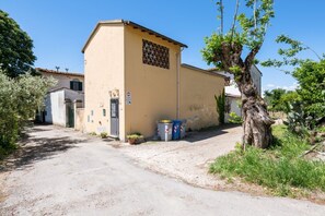 Exterior - Cozy 50 sqm apartment, able to accommodate up to 5 people, located on the ground floor (1 low step to access to it) of a farmhouse surrounded by greenery, a short distance from the center of Florence. The property is located a few meters from the Arno Ri (Firenze)