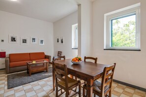Dining - Cozy 50 sqm apartment, able to accommodate up to 5 people, located on the ground floor (1 low step to access to it) of a farmhouse surrounded by greenery, a short distance from the center of Florence. The property is located a few meters from the Arno Ri (Firenze)