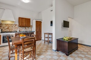 Dining - GuestHost - Cozy 50 sqm apartment, able to accommodate up to 5 people, located on the ground floor (1 low step to access to it) of a farmhouse surrounded by greenery, a short distance from the center of Florence. The property is located a few meters from (Firenze)