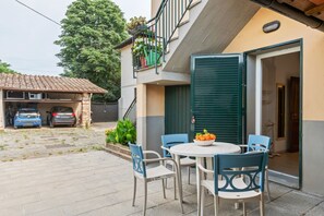 Outdoor dining - GuestHost - Cozy 50 sqm apartment, able to accommodate up to 5 people, located on the ground floor (1 low step to access to it) of a farmhouse surrounded by greenery, a short distance from the center of Florence. The property is located a few meters from (Firenze)