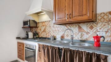 Micro-ondes, plaque de cuisson, cafetiĂšre/bouilloire, grille-pain