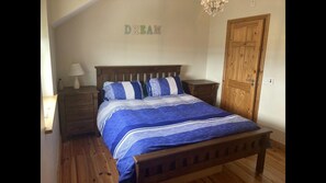 3 bedrooms, iron/ironing board, free WiFi, bed sheets - 3-bed House Sleeps 6 With Patio (Miltown Malbay)
