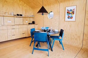 Grand réfrigérateur, cafetière/bouilloire, chaise haute