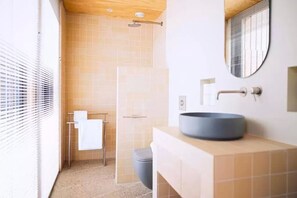 Douche, articles de toilette gratuits, sèche-cheveux