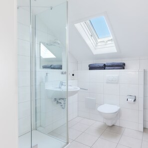 Condo Ville | Salle de bain | Douche, serviettes fournies, savon, papier de toilette