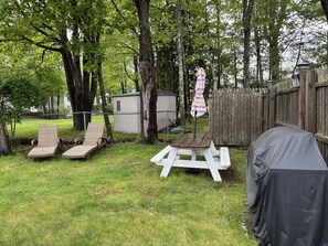 Property grounds - Charming 2-bedroom cottage in Old Orchard Beach, perfect for family getaways. (Old Orchard Beach)