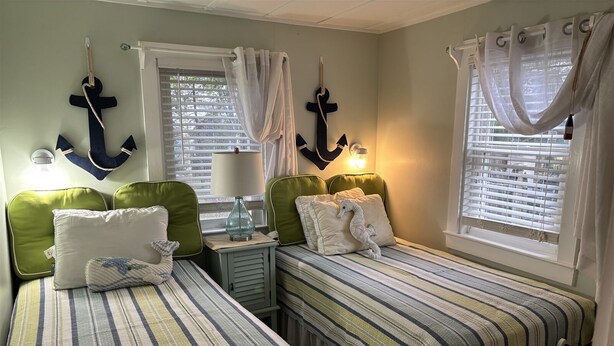 Unclassified image, 1 of 15, button - Charming 2-bedroom cottage in Old Orchard Beach, perfect for family getaways. (Old Orchard Beach)