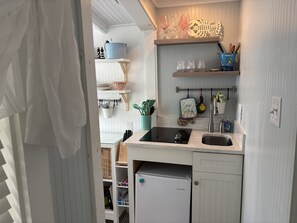 Wasserkocher mit Kaffee-/Teezubehör, Kühlschrank, Mikrowelle, Herdplatte